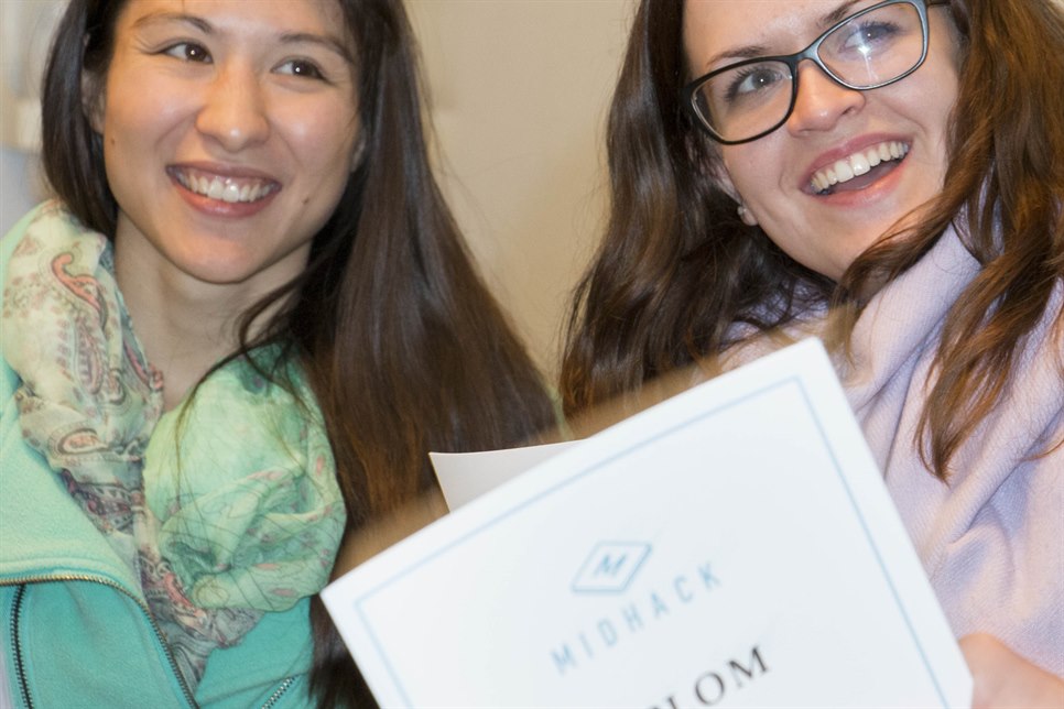 Michelle Ludovici Industriell ekonomi och Felicia Berggren GDK ingick i teamet bakom Polysense. Förutom äran att ha vunnit Midhack fick de 10.000 kronor i prispengar av Mittmedia.