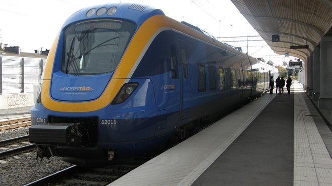 Tåg från Norrtåg, tågvagn vid perrong