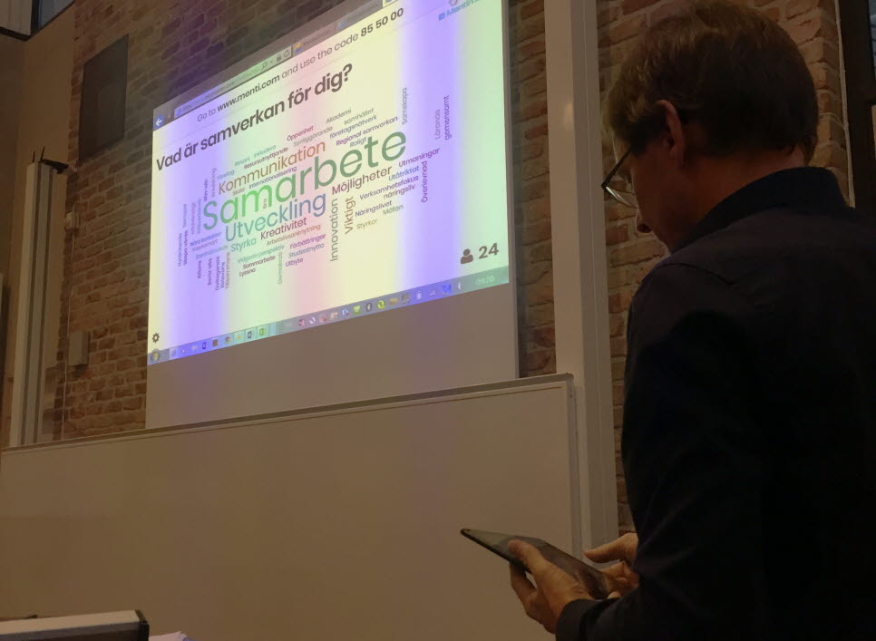 Rektor Anders Fällström och ordmoln om samverkan vid workshop strategiarbete