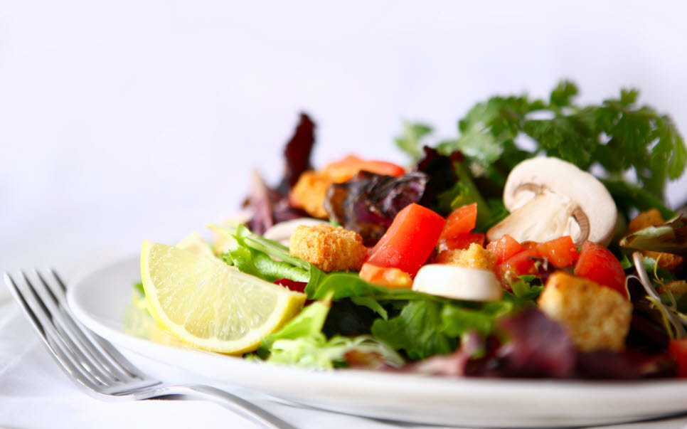 Smaskiga sallad skjuten med högt skärpedjup