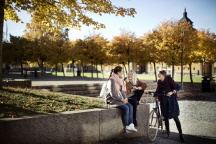 Studenter på campus